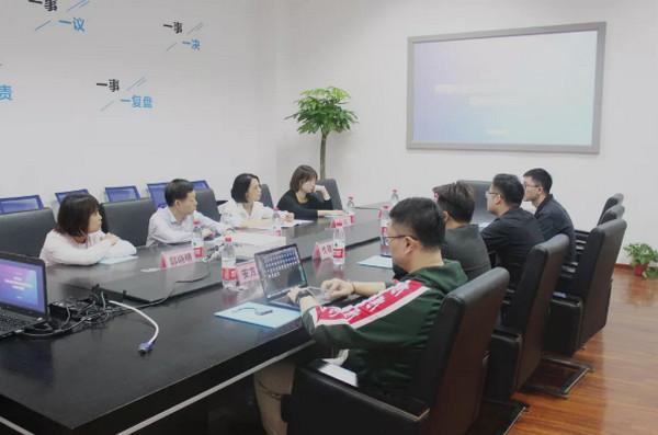 1569200311986737.jpg 配图7 河南科技学院各位领导莅临云和数据参观交流.jpg